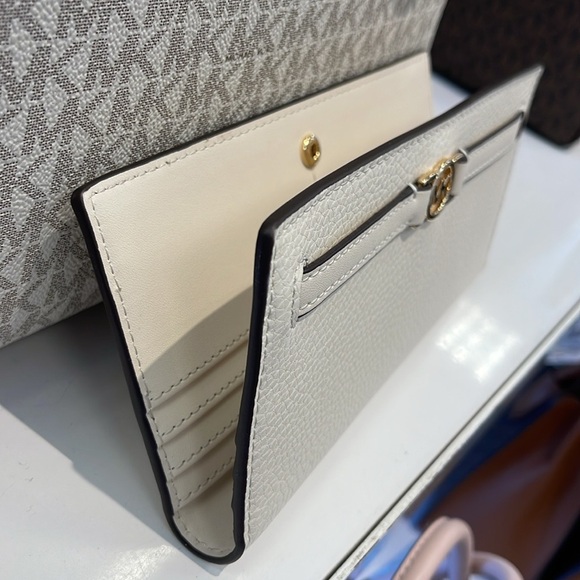 Michael Kors Reed Large Bifold Pebbled Leather Snap Wallet Card
Light Cream
NWT - Picture 11 of 16